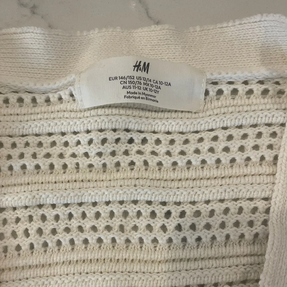 NWOT H&M Cream Cropped Sweater with V-Neck and Long Sleeves